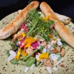 4. Špeciál – 400g Šalát s kuracím mäsom na mede, 3ks pizza tyčinky (1,10)