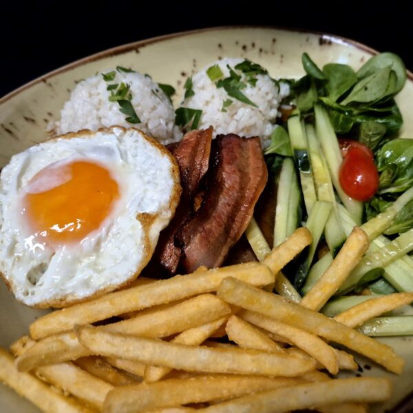5. HIT Týždňa – 200g Kurací steak s opečenou slaninkou a volským okom, 1/2 ryža, hranolky (1,3)