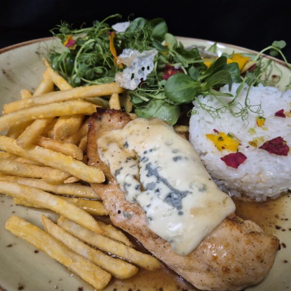 5. HIT Týždňa – 200g Kurací steak zapekaný s nivou na prírodnej omáčke, 1/2 dusená ryža, 1/2 hranolky (1,7)