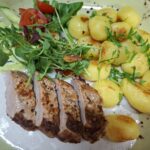 5. HIT Týždňa – 200g Grilovaná bravčová panenka na nivovej omáčke, 200g pečené baby zemiaky (1,7)