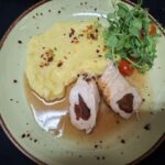 1. 120g Kuracia kapsa so sušenými paradajkami a bazalkou, 200g zemiaková kaša (7)