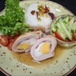 1. 120g Kuracia rolka plnená vajíčkom a slaninkou, 180g dusená ryža, 60g miešaný šalát (1,3)