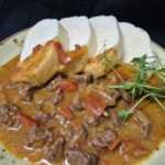 1. 120g Maďarský guláš, 140g parená knedľa (1,3)