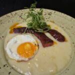 2. 350g Zemiaky na kyslo s pečenou klobásou a volským okom, 3ks chlieb (1,3,7)